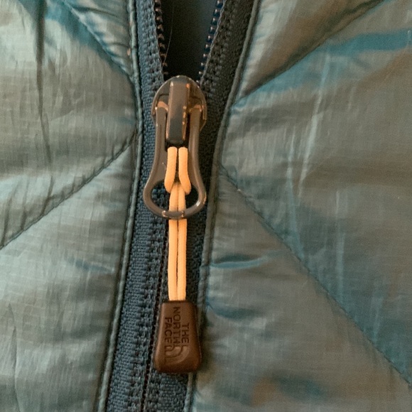 Turquoise the north face light puffer jacket size medium - Picture 4 of 6
